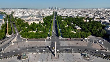 Champs Elysees Paris 'te Ile De France' da. Yemyeşil parkın ve etrafındaki binaların havadan görünüşü. İş Bulutları Gökyüzü Şehir Merkezi. İş dünyası geniş çaplı. Fransa ile Paris.