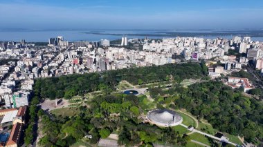Porto Alegre Skyline In Porto Alegre Rio Grande Do Sul Brazil. Yeşillik ağaçlarıyla çevrili yeşil alanın havadan görünüşü. İnşaat Peyzajı Panoramik Şehir Görünümü Meşgul.