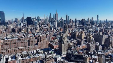New York Skyline Manhattan 'da New York Birleşik Devletlerinde. İnanılmaz Skysraper 'lar ve caddedeki trafik yukarıdan izleniyor. İş Bulutları Gökyüzü Şehir Merkezi. Arkaplan Panoramik Şehir.