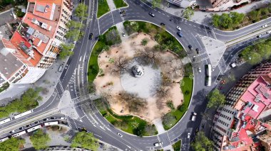 Barselona Katalonya İspanya 'daki Manzaralı Kavşak. Şehir merkezinin modern binalarla dolup taşması. Şehir Gökyüzü Arkaplanı Kentsel. Şehrin yukarısında. Barselona Katalonya.