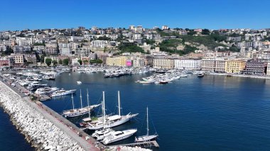 Napoli 'nin silueti Napoli Campania İtalya' da. Kristal berrak sularla sersemletici sahilin havadan görünüşü. Metropolitan Manzara Gökdelenleri. Güzel. Metropolitan Şehir. Napoli Campania.