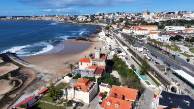 Portekiz 'in Cascais Lizbon bölgesindeki Tamariz Plajı. Bereketli bir tropikal sahil manzarasının nefes kesici görüntüsü. Metropol Manzarası Panoramik Şehir Manzarası Güzel. Kentsel Panoramik Şehir Görünümü.