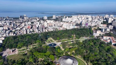 Porto Alegre Skyline In Porto Alegre Rio Grande Do Sul Brazil. Şehir Skyline Modern ve Geleneksel Mimariyi Gösteriyor. İş Bulutları Gökyüzü Şehir Merkezi. Geniş İş Döndürme.