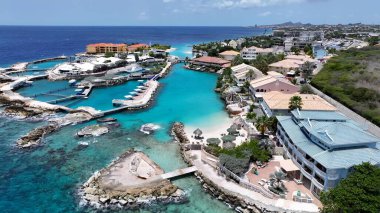Willemstad Hollanda 'daki Deniz Akvaryumu Curacao. Yaz tatilinde harika bir sahil manzarası olan kuş bakışı. Kıyı Bulutları Gökyüzü Sahil Denizi. Deniz kenarındaki panoramik. Willemstad Hollanda.