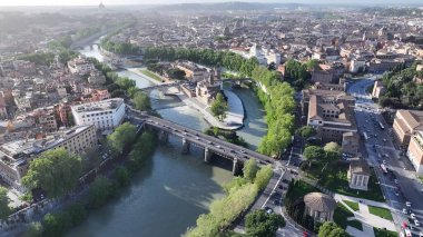 Roma 'daki Sunset Tiber Nehri Lazio İtalya. Şehrin ünlü bölgesindeki ortaçağ binasının kuş bakışı görüntüsü. Aydınlanma Şehir Binası. Kasaba Açık Panoramik. Roma Lazio.