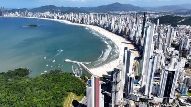 Camboriu Santa Catarina Brezilya 'daki Balnear io Camboriu Skyline. Çağdaş binalarla dolu şehir merkezinin havadan görünüşü. Cennet Adası Skyline Idyllic Güzel.