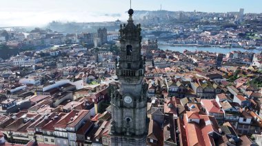 Porto Portekiz 'deki Clerigos Kilisesi. Skyline 'a hükmeden kilise binasının havadan görünüşü. Metropolitan Manzara Gökdelenleri. Güzel. Metropolitan Şehir. Porto Portekiz.