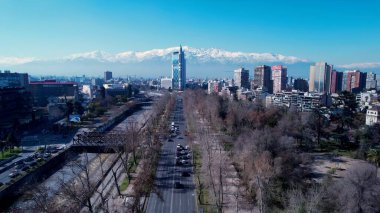 Santiago Büyükşehir Bölgesi, Şili. Yüksek binaları ve trafiği olan hareketli bir şehrin havadan görünüşü. Metropolitan Manzara Gökdelenleri Güzel.
