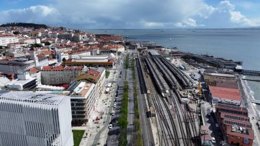 Lizbon 'daki Lizbon Skyline. Şehir merkezindeki çarpıcı tren istasyonu. Şehir merkezi manzarası. İnşaat Manzarası Panoramik Şehir Görünümü Meşgul. Panoramik Şehir Manzarası. Lizbon Portekiz.