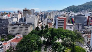 Florianopolis 'teki Katolik Kilisesi Santa Catarina Brezilya. Skyline 'a hükmeden kilise binasının havadan görünüşü. İnşaat Manzarası Panoramik Şehir Görünümü Meşgul. Panoramik Şehir Görünümü.