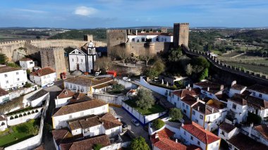 Obidos Leiria Portekiz 'de Obidos Skyline. Şehir merkezindeki Landmark Ortaçağ binasının havadan görünüşü. Altyapı Skyline Gökdelenleri çarpıcı. Altyapı Mimarlık Şirketi.
