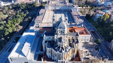 İspanya 'daki Kraliyet Sarayı. Yukardan bakıldığında hareketli bir şehirde ortaçağ binası. İş Bulutları Gökyüzü Şehir Merkezi. Özgeçmişleri meşhurdur. Madrid İspanya.