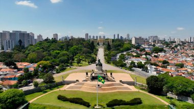 Ipiranga Müzesi Independence Park Sao Paulo Brezilya 'da. Şehrin çarpıcı ikonik eğlence parkının kuş bakışı görüntüsü. Şehir merkezinde Gökyüzü Bulutları. Şehir merkezinin dışında. Ünlü..