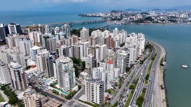 Florianopolis 'teki Florianopolis Skyline, Santa Catarina Brezilya. Yüksek binaları ve trafiği olan hareketli bir şehrin havadan görünüşü. İnşaat Peyzajı Panoramik Şehir Görünümü Meşgul.