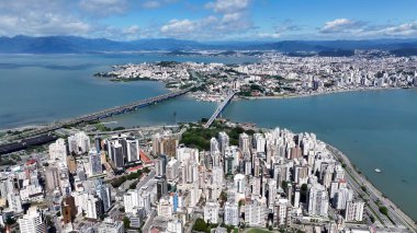 Florianopolis 'teki Florianopolis Skyline, Santa Catarina Brezilya. Şehir merkezinin modern binalarla dolup taşması. Metropolitan Manzara Gökdelenleri. Güzel. Metropolitan Şehir.