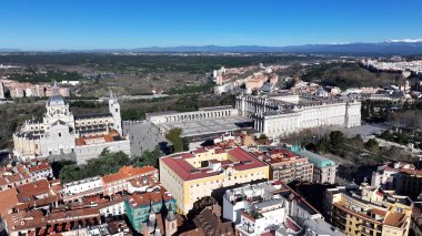 Madrid 'deki Madrid Kraliyet Sarayı. Şehir Skyline Modern ve Geleneksel Mimariyi Gösteriyor. Şehir Gökyüzü Bulutları Şehir Arkaplanı. Şehir merkezinde geniş bir altyapı var. Madrid İspanya.
