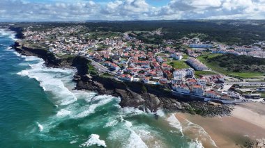 Lizbon 'un Sintra bölgesindeki sahil köyü. Büyüleyici Tropikal Sahne Sahnesi Yukarıdan Görünüyor. Cennet Peyzajı Gezgin Şehveti. Cennet Sahili. Lizbon Sintra Bölgesi.