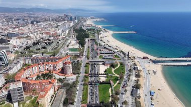 Barcelona Katalonya 'daki Barceloneta Sahili İspanya. Turkuaz Okyanus Dalgaları Tropik Sahile Yavaşça Çarpıyor. İş Bulutları Gökyüzü Şehir Merkezi. Panoramik Şehir. Barselona Katalonya.