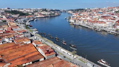 Porto Portekiz 'in Vila Nova De Gaia bölgesinde Gaia Skyline. Kuşların gözü çarpıcı Karanlık Nehir ve Orman Ağaçları 'nı görüyor. Şehir merkezindeki iş dünyası. İş Geçmişi Ünlüdür.