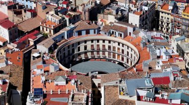 Valencia İspanya 'nın yuvarlak meydanı. Yüksek katlı binaların ve şehir yaşamını gösteren trafik gösterilerinin havadan görüntüsü. Altyapı Skyline Gökdelenleri çarpıcı. Altyapı Mimarlık Şirketi.