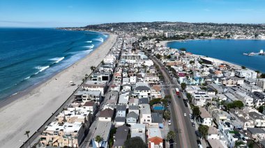 San Diego, Kaliforniya 'daki Mission Plajı. Bereketli bir tropikal sahil manzarasının nefes kesici görüntüsü. Şehir Bulutları Gökyüzü Arkaplanı Şehir. Şehir dışındaki ünlü. San Diego California.