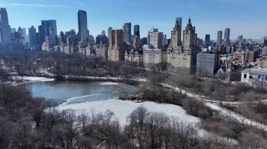 Manhattan 'daki Central Park, New York Birleşik Devletleri. Şehrin çarpıcı ikonik eğlence parkının kuş bakışı görüntüsü. İş Bulutları Gökyüzü Şehir Merkezi. İş dünyası geniş çaplı. Manhattan New York.