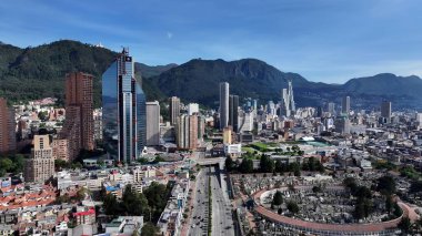 Bogota Cundinamarca Kolombiya 'daki Bogota Skyline. Çağdaş binalarla dolu şehir merkezinin havadan görünüşü. Şehir Gökyüzü Bulutları Şehir Arkaplanı. Şehir merkezinde Geniş Arkaplan.
