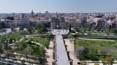 Valencia İspanya 'daki Serranos Kuleleri. Gökdelenleri Şehir Merkezi Şehir Yaşamını Yansıtıyor. Şehir merkezindeki iş dünyası. Şehir merkezinin dışında Panning Wide 'da. Valencia İspanya.