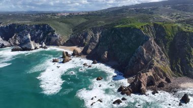 Lizbon 'un Sintra bölgesindeki Roca Burnu Skyline. Turkuaz Okyanus Dalgaları Tropik Sahile Yavaşça Çarpıyor. Sahil Gökyüzü Sahil Kıyısı Yaz Zamanı. Seaside Beach Panoramik. Lizbon Sintra Bölgesi.