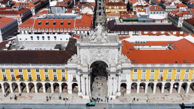 Lizbon 'daki Lizbon Skyline. Yoğun caddeler ve binalarla çevrili bir şehir parkının havadan görünüşü. Endüstriyel Peyzaj Ticari Binası Güzel. Endüstriyel kasaba. Lizbon Portekiz.
