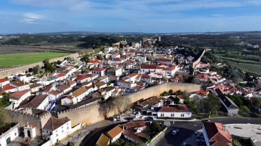 Portekiz 'in Obidos Leiria bölgesindeki Obidos şehrinde. Şehrin ünlü bölgesindeki ortaçağ binasının kuş bakışı görüntüsü. Metropol Manzarası Panoramik Şehir Manzarası Güzel. Kentsel Panoramik Şehir Görünümü.