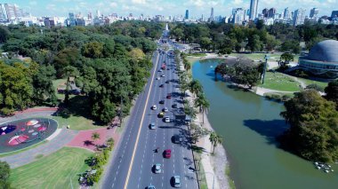 Buenos Aires Arjantin 'deki Roundabout Bulvarı. İnanılmaz Skysraper 'lar ve caddedeki trafik yukarıdan izleniyor. Metropol Manzarası Panoramik Şehir Manzarası Güzel. Kentsel Panoramik Şehir Görünümü.