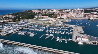 Lizbon 'un Cascais bölgesindeki Cascais Skyline. Yüksek binaları ve trafiği olan hareketli bir şehrin havadan görünüşü. Horizon Sahili Denizi kıyısında. Açık Sahil Panoramik.