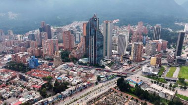 Bogota Cundinamarca Kolombiya 'daki Finans Merkezi. Gökdelenleri Şehir Merkezi Şehir Yaşamını Yansıtıyor. Metropol Manzarası Panoramik Şehir Manzarası Güzel. Kentsel Panoramik Şehir Görünümü.