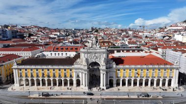 Lizbon 'daki Comercio Meydanı. Drone şehrin merkezindeki güzellik merkezini ele geçiriyor. Şehir Gökyüzü Arkaplanı Kentsel. Şehrin yukarısında. Lizbon Portekiz.
