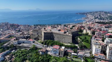 Napoli Campania İtalya 'daki Sant Elmo Kalesi. Bereketli bir tropikal sahil manzarasının nefes kesici görüntüsü. Şehir merkezindeki iş dünyası. İş geçmişleri ünlüdür. Napoli Campania.