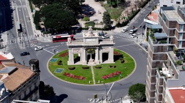 Valencia Valence Community İspanya Deniz Kapısı. Yukarıdan canlı bir şehrin telaş ve koşuşturmasını yakalamak. Şehir merkezindeki iş dünyası. Şehir merkezinin dışı Geniş Panning.
