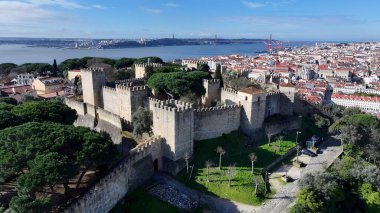 Lizbon 'daki Sao Jorge Kalesi. Şehrin ünlü bölgesindeki ortaçağ binasının kuş bakışı görüntüsü. Şehir merkezindeki İş Gökyüzü Arkaplanı. Şehir merkezindeki panoramik işleri. Lizbon Portekiz.