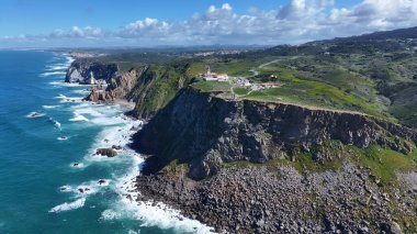 Sintra Lizbon Bölgesi Portekiz 'deki Roca Burnu. Turkuaz Okyanus Dalgaları Tropik Sahile Yavaşça Çarpıyor. Sahil Bulutları Yaz mevsimi. Sahil Panorama. Sintra Lizbon Bölgesi.