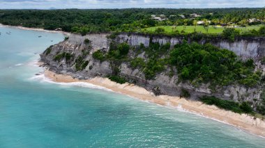 Porto Seguro Bahia Brezilya 'daki Mirror Beach. Bereketli bir tropikal sahil manzarasının nefes kesici görüntüsü. Sahil Bulutları Yaz mevsimi. Sahil Panorama. Porto Seguro Bahia.