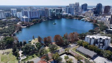 Orlando Florida 'daki Eola Parkı. Gökdelenleri Şehir Merkezi Şehir Yaşamını Yansıtıyor. Altyapı Skyline Gökdelenleri çarpıcı. Altyapı Mimarlık Şirketi.