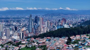 Bogota Cundinamarca Kolombiya 'daki Bogota Skyline. Kuşlar, sokaklar ve binalarla çarpıcı şehir manzarasına bakıyor. İnşaat Manzarası Panoramik Şehir Görünümü Meşgul. Panoramik Şehir Görünümü.