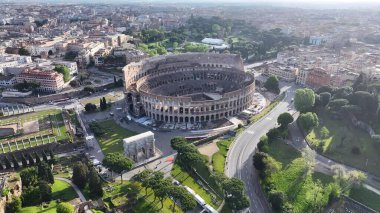 Roma 'da Günbatımı Kolezyumu Lazio İtalya. Şehir Skyline Modern ve Geleneksel Mimariyi Gösteriyor. Peyzaj Gökdelenleri İnşa Etmek İnanılmaz. Şehir Endüstri Şirketi. Roma Lazio.