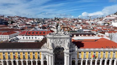 Lizbon 'daki Lizbon Skyline. Drone şehrin merkezindeki güzellik merkezini ele geçiriyor. Şehir merkezinde Gökyüzü Bulutları. Şehir merkezinin dışında. Ünlü. Lizbon Portekiz.