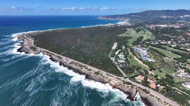 Cascais Skyline, Lizbon Bölgesi, Portekiz. Kristal berrak sularla sersemletici sahilin havadan görünüşü. Terkedilmiş Peyzaj Eğlencesi Güzelliği. Terk edilmiş rıhtım kıyısı. Cascais Lizbon Bölgesi.