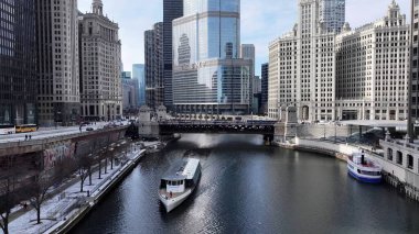 Chicago Illinois 'de Michigan Bulvarı. Şehir merkezinin modern binalarla dolup taşması. Metropolitan Peyzaj Ticari Binası Çarpıcı. Metropolitan Atılgan Kasabası.