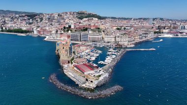 Napoli 'nin silueti Napoli Campania İtalya' da. Yaz tatilinde harika bir sahil manzarası olan kuş bakışı. İş Bulutları Gökyüzü Şehir Merkezi. İş dünyası geniş çaplı. Napoli Campania.