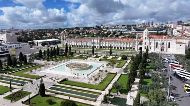 Lizbon 'daki Jeronimos Manastırı. Gökdelenleri Şehir Merkezi Şehir Yaşamını Yansıtıyor. Metropolitan Manzara Gökdelenleri. Güzel. Metropolitan Şehir. Lizbon Portekiz.