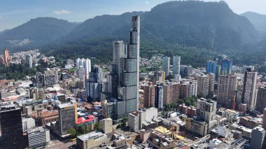 Bogota Bölgesi Başkenti Kolombiya 'daki Bogota Skyline. Kuşlar, sokaklar ve binalarla çarpıcı şehir manzarasına bakıyor. İş Bulutları Gökyüzü Şehir Merkezi. Arkaplan Panoramik Şehir.
