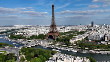 Fransa 'nın Paris Adası' ndaki Eyfel Kulesi. Fransa 'nın başkentindeki ünlü turizm simgelerinin hava manzarası. Şehir merkezinde Gökyüzü Bulutları. Şehir merkezinin dışında. Ünlü. Fransa 'nın Paris Adası.